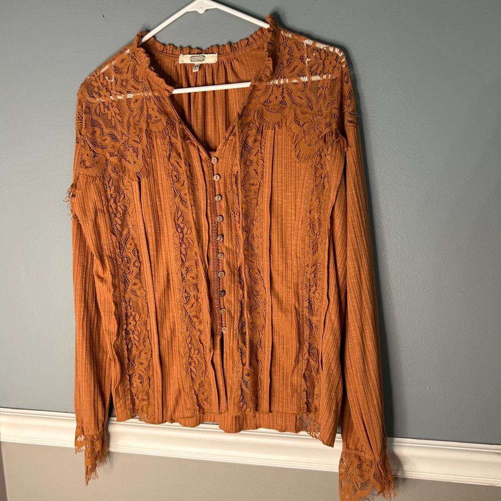 Gimmicks by BKE Women XS Burnt Orange Lace Panel Ribbed Button Front Blouse Top